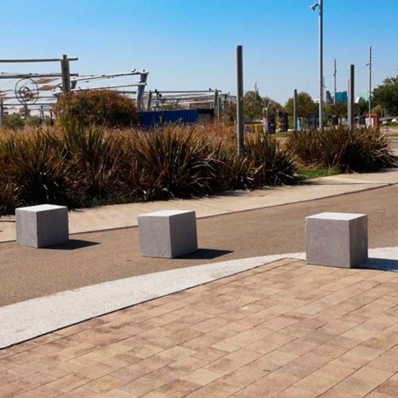 Pilona seient de formigó arquitectònic